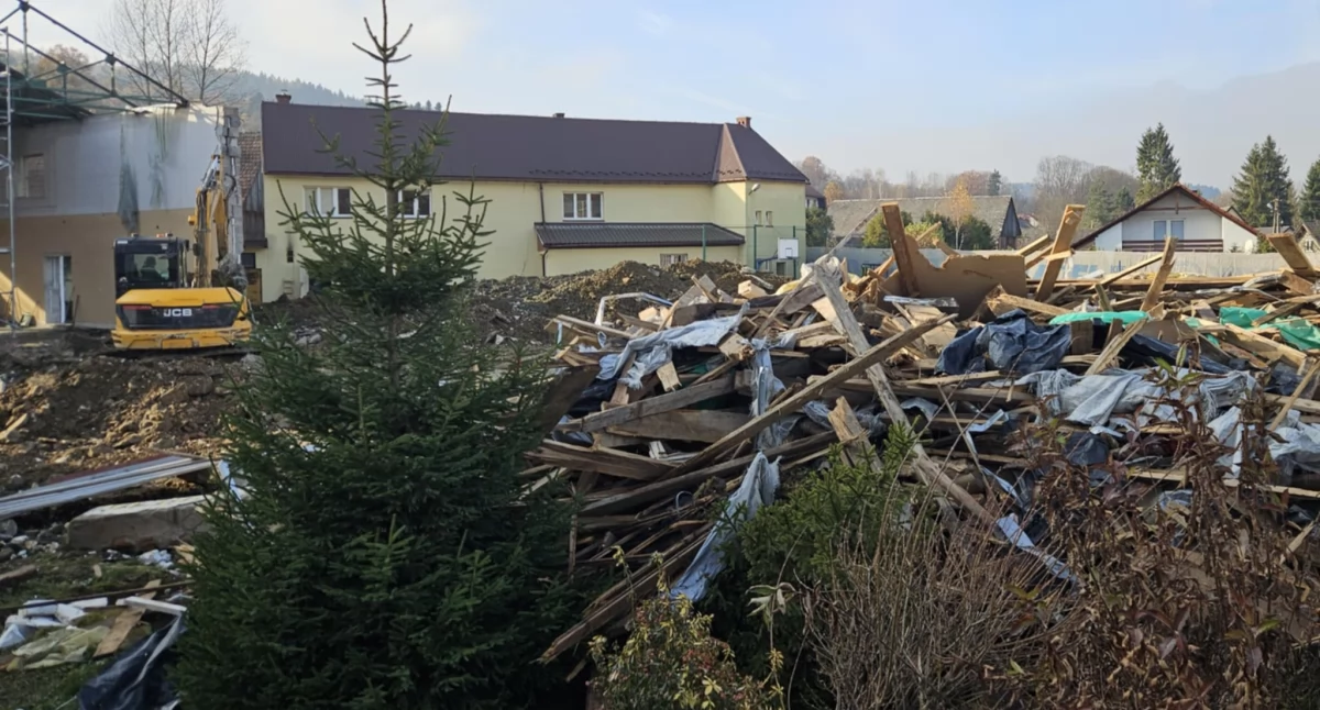 Inwestycje, Szkoła Jachówce częściwo zrównana ziemią rozbudowa - zdjęcie, fotografia