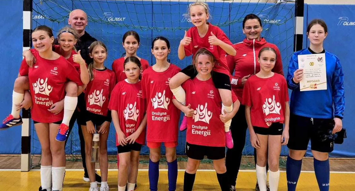 Sport szkolny, Uczennice Bystrej Podhalańskiej awansu zawodów wojewódzkich halową piłkę nożną - zdjęcie, fotografia