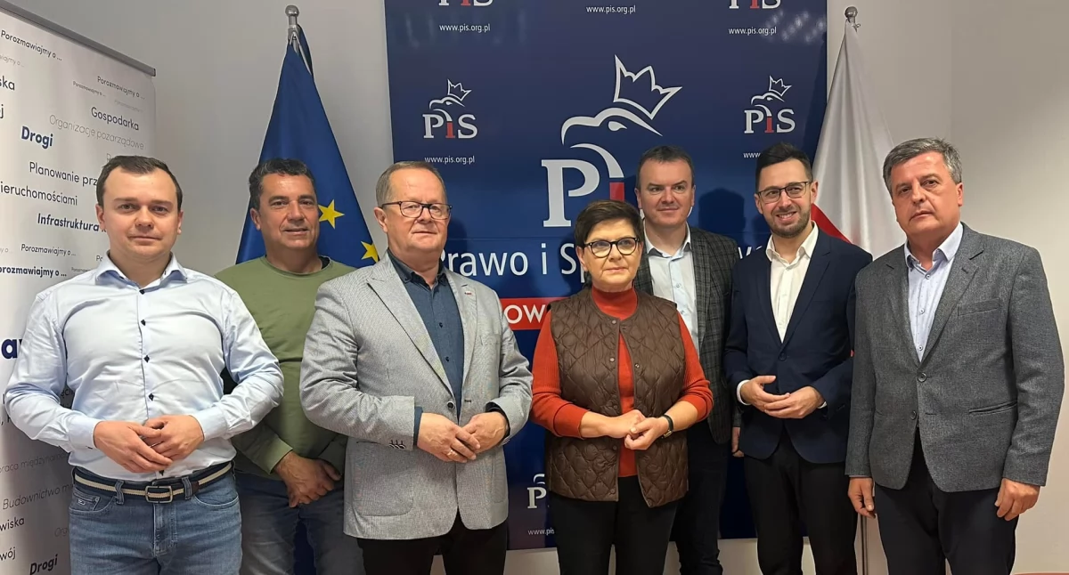 Na zdjęciu od lewej: Michał Gawroński, Jarosław Jurzak, Władysław Kurowski, Beata Szydło, Mariusz Krystian, Filip Kaczyński, Sławomir Hajos. Fot. Faceebok