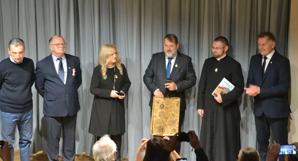 Osobowości kultury , Renata Stanisław Starzec ksiądz Marcin Maciążka wyróżnieni docenieni - zdjęcie, fotografia
