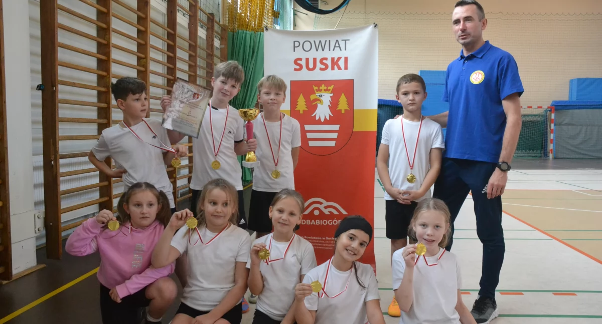Sport szkolny, Mistrzowie start! Puchar mistrzostwo Skawicy medale świetna zabawa wszystkich - zdjęcie, fotografia