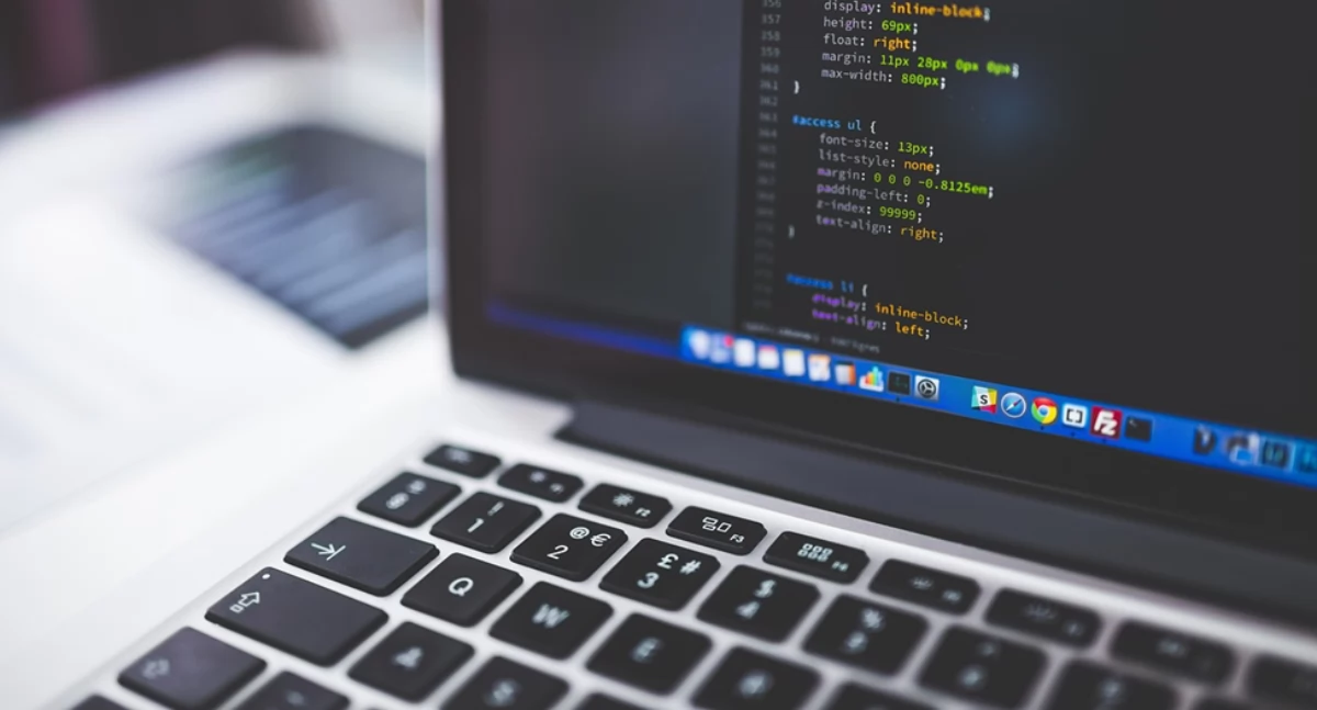 Źródło: https://pixabay.com/de/photos/codierung-programmierung-css-1853305/ 