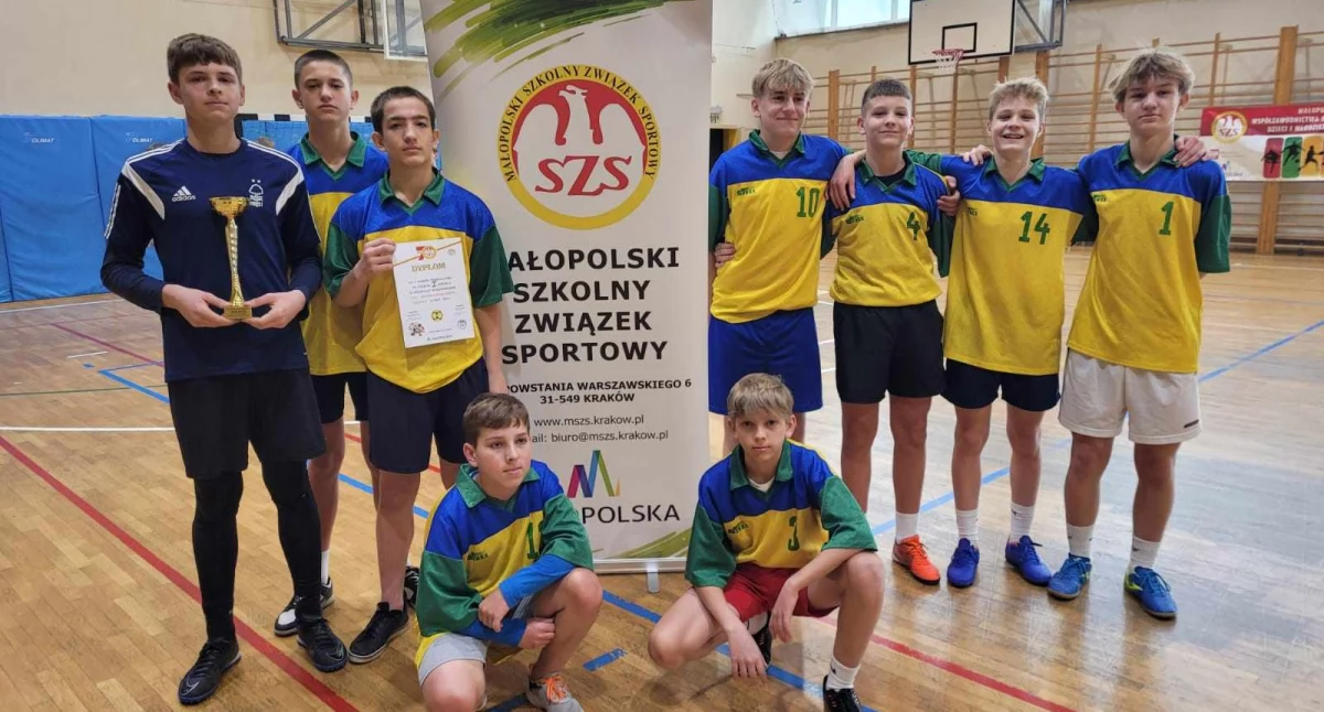 Sport szkolny, Chłopcy Maków Podhalański grają dalej! awans zawodów wojewódzkich halową piłkę nożną - zdjęcie, fotografia
