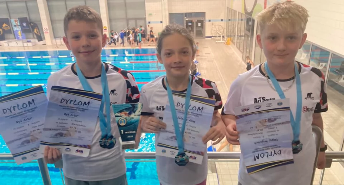 Pływanie, złote medale ogromne wyróżnienie Artura Rysia Alina Jałocha Wojciech Nogaj podium - zdjęcie, fotografia