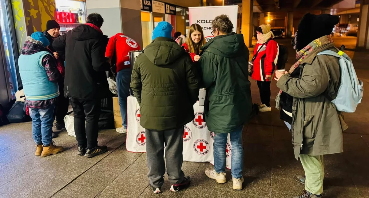 Pomoc społeczna, Członkowie Koła Lachowicach wsparli bezdomnych Krakowie - zdjęcie, fotografia
