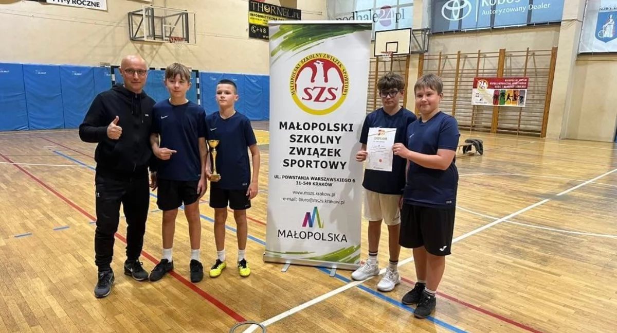 Sport szkolny, Chłopcy Sucha Beskidzka zagrają mistrzostwo Małopolski koszykówce - zdjęcie, fotografia