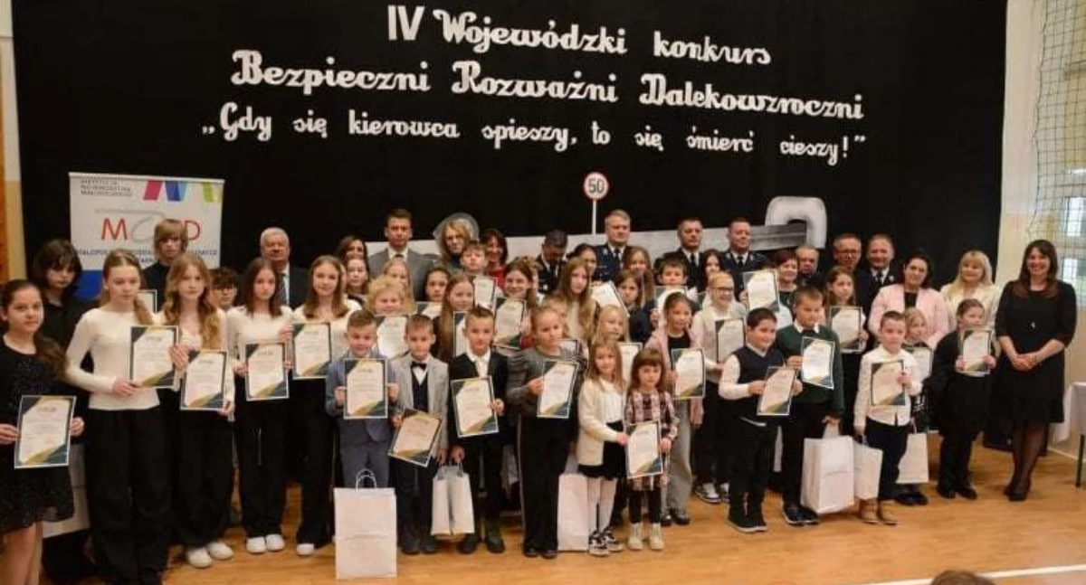 Ze szkolnej ławy, Sukces „Krasnali” Suchej Beskidzkiej wojewódzkim konkursie - zdjęcie, fotografia
