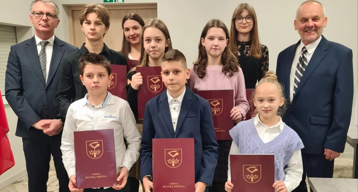 Ze szkolnej ławy, Wójt nagrodził uczniów studentów - zdjęcie, fotografia
