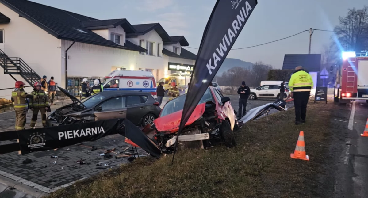 Wypadki drogowe, Kolizja udziałem trzech samochodów Zawoi - zdjęcie, fotografia
