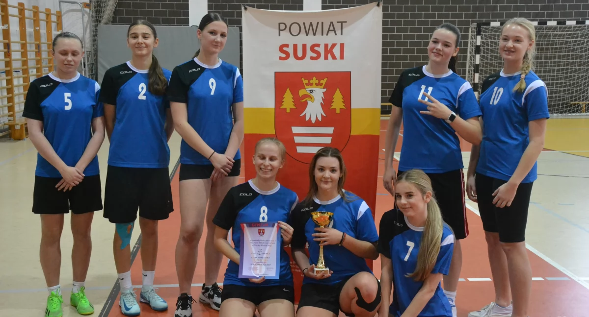 Sport szkolny, Zwycięski dziewczyn Sucha Beskidzka - zdjęcie, fotografia