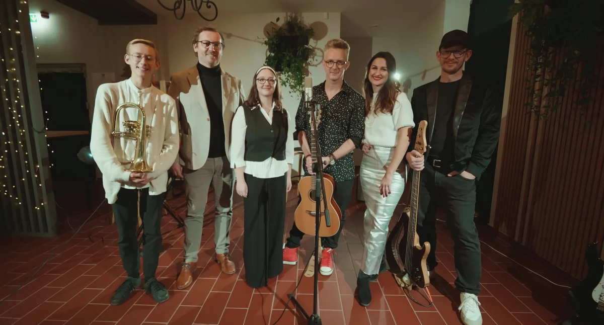 Koncerty – Muzyka , „Christmas Here” świąteczny debiut Zuzanny Ocieczek Natalii Szczypuły Spotify - zdjęcie, fotografia