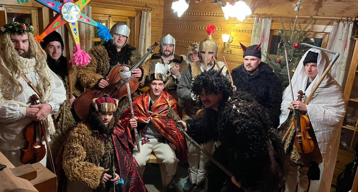 Folklor i Tradycje , Kolędnicy Suchej Beskizkiej podtrzymuje tradycję chodzenia Dorotą - zdjęcie, fotografia