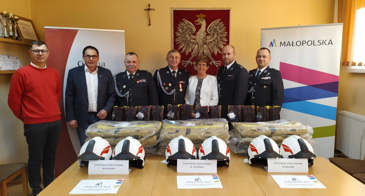 Z remizy, Strażacy Gminy Budzów otrzymali sprzęt specjalistyczny - zdjęcie, fotografia
