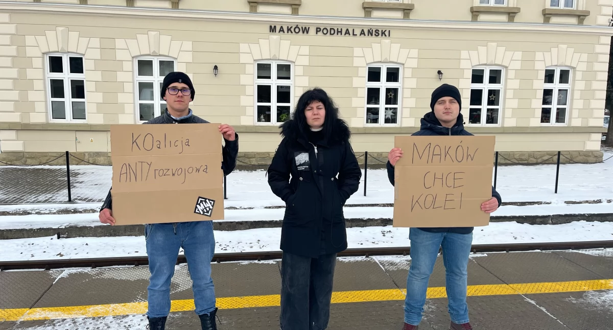 Drogi i Transport, Cięcia połączeń kolejowych Makowie Podhalańskim Protestuje Młodzież Wszechpolska - zdjęcie, fotografia