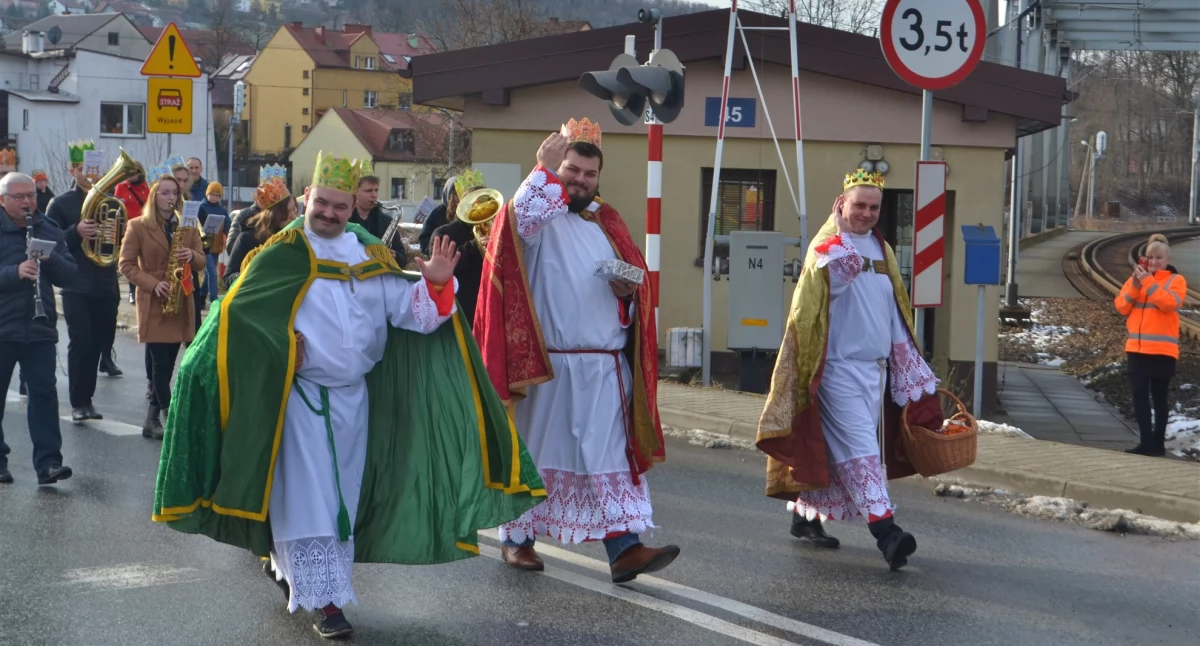 Religia, Ulicami Suchej Beskidzkiej przeszedł Orszak Trzech Króli (zdjęcia wideo) - zdjęcie, fotografia