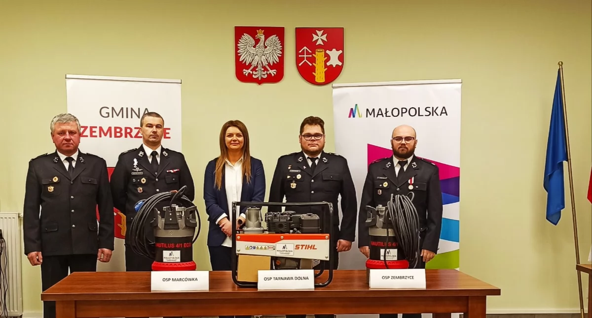 Z remizy, Jednostki strażackie otrzymały sprzęt - zdjęcie, fotografia
