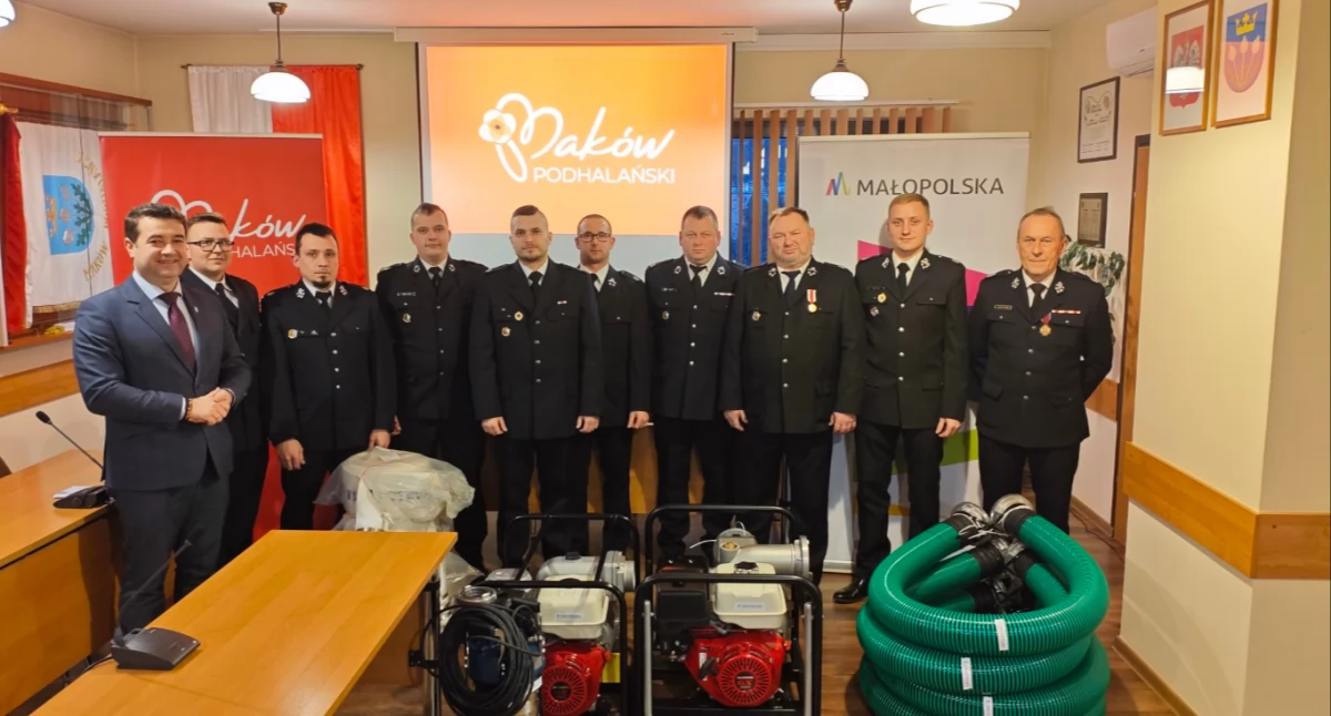 Z remizy, Strażacy makowskiej gminy otrzymali sprzęt - zdjęcie, fotografia