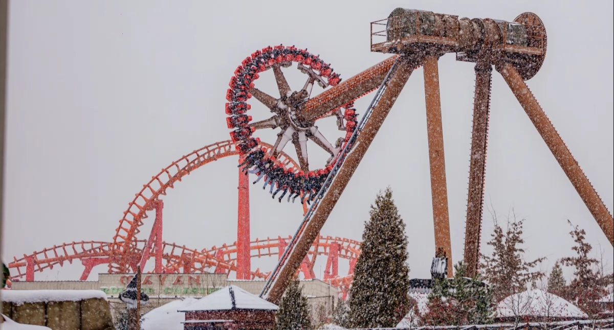 Rozrywka, pełnych obrotach Rollercoastery śnieżnej odsłonie! - zdjęcie, fotografia