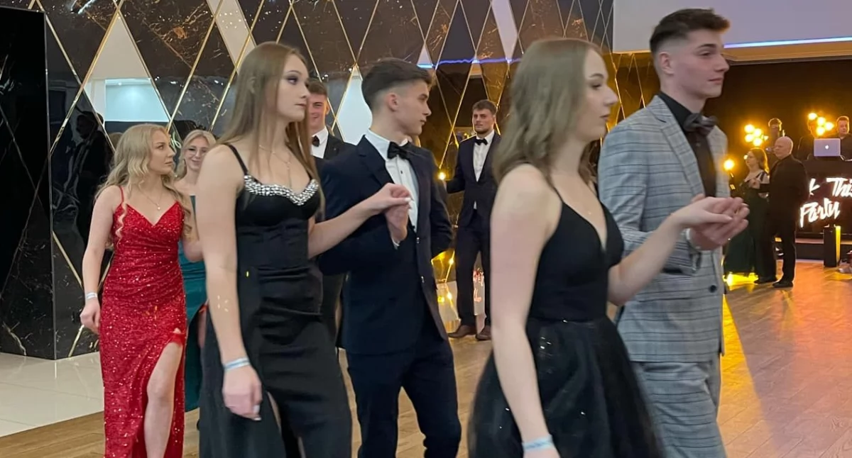 Ze szkolnej ławy, Studniówka Zespołu Szkół Piotra Dańkowskiego Jordanowie (zdjęcia video) - zdjęcie, fotografia