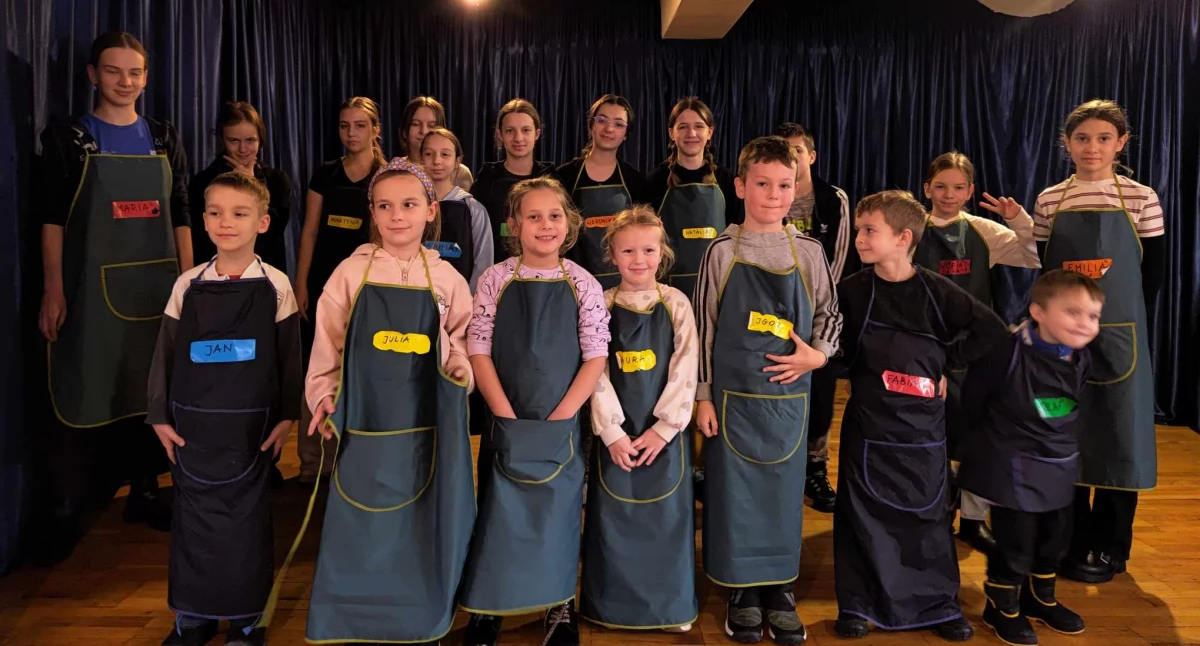 Folklor i Tradycje , Dzieci pichcą „Czerwonymi Koralami” Jachówki - zdjęcie, fotografia