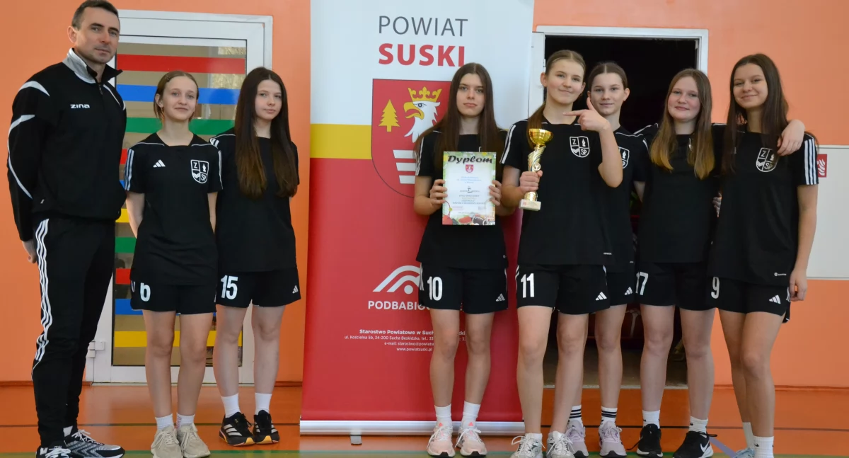 Sport szkolny, Dziewczyny Skawicy pucharem awansem półfinału wojewódzkiego koszykówke - zdjęcie, fotografia