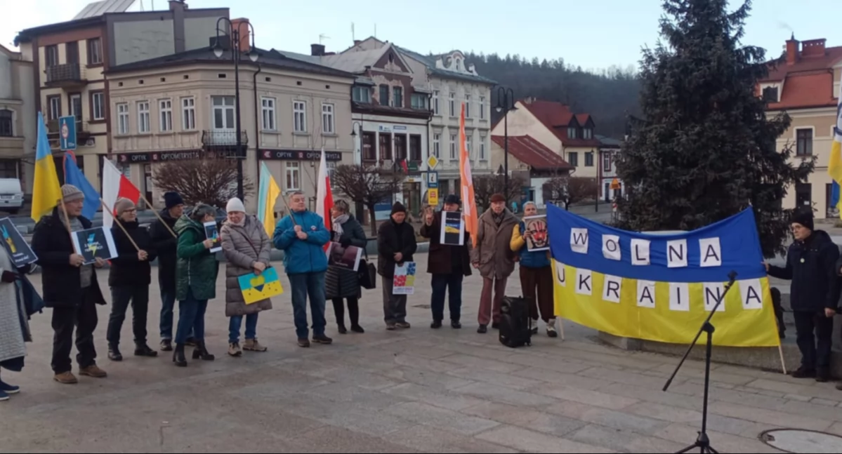 Nasze sprawy, Manifestacja „Solidarni Ukrainą” Rynku Suchej Beskidzkiej - zdjęcie, fotografia