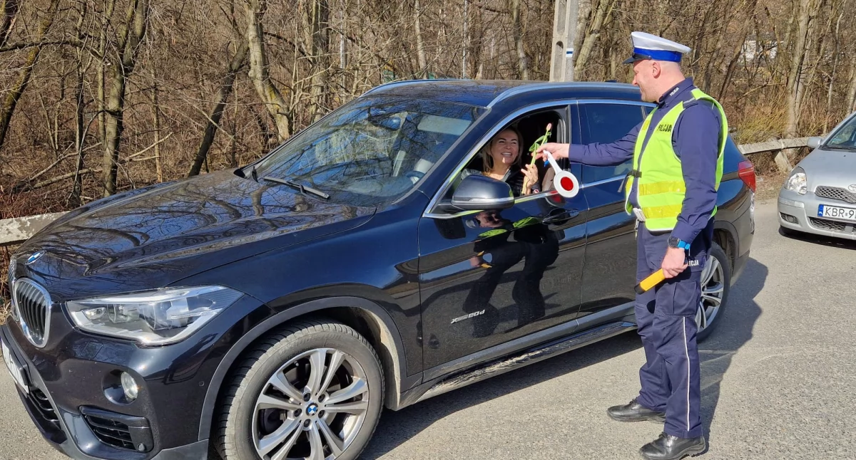 Nasze sprawy, Policjanci Suchej Beskidzkiej obdarowywali panie kwiatami - zdjęcie, fotografia