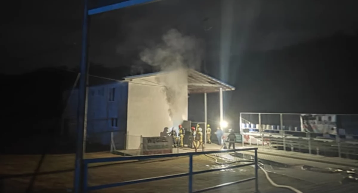 Piłka nożna, Pożar budynku klubowym meczu będzie - zdjęcie, fotografia