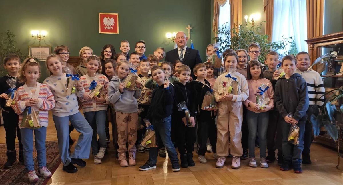 Sport szkolny, Wojewoda Małopolski zaprosił dzieci Miejskiej Świetlicy Profilaktycznej Suchej Beskidzkiej - zdjęcie, fotografia
