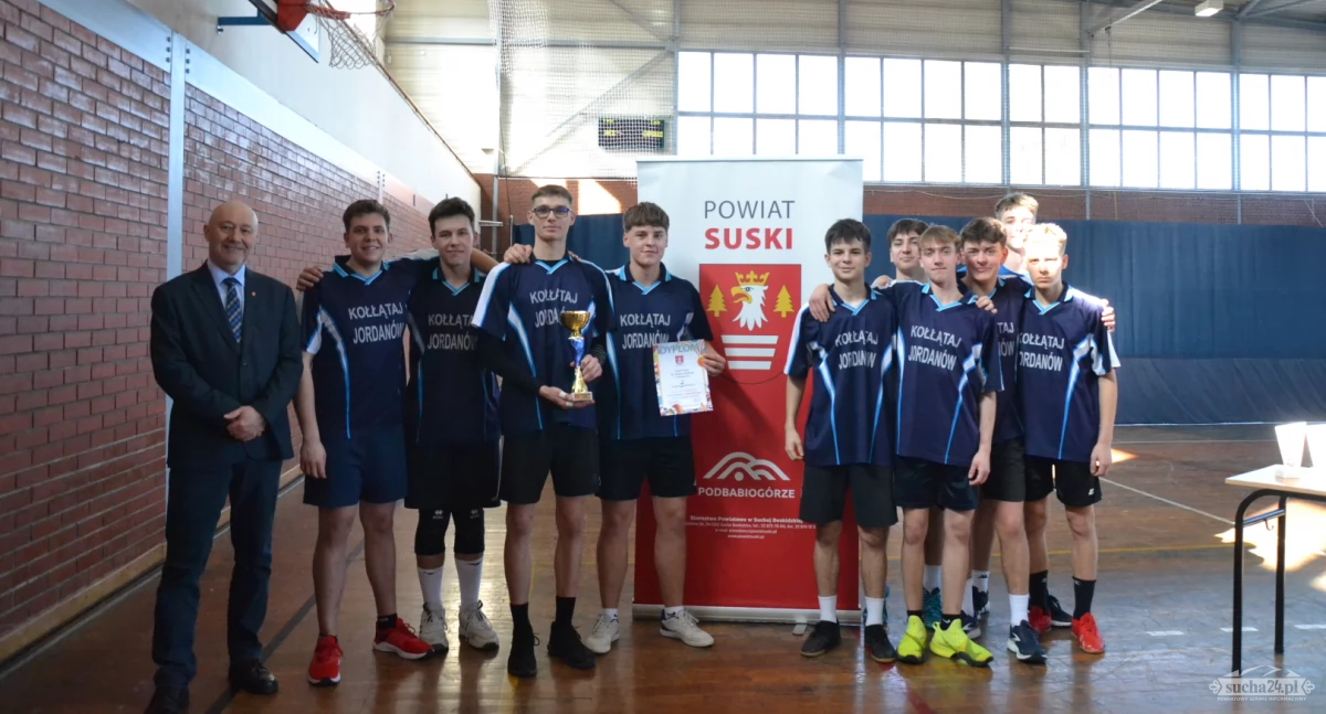 Sport szkolny, Powiatowe mistrzostwo siatkówkę chłopców jordanowskiego Kołłątaja - zdjęcie, fotografia