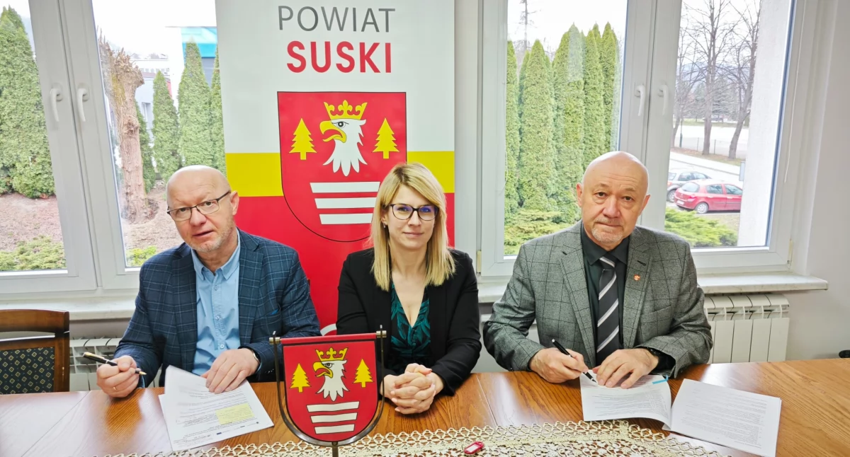 Inwestycje, Powiat Suski inwestuje odnawialne źródła energii podpisano umowę realizację etapu projektu - zdjęcie, fotografia