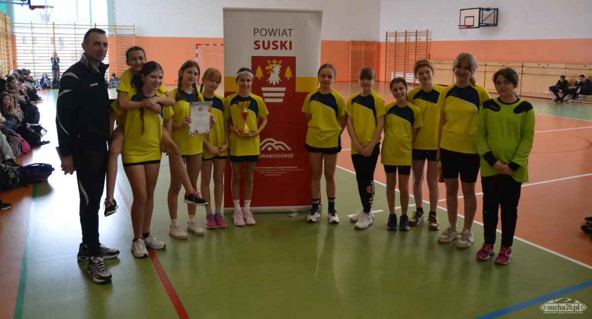 Sport szkolny, Dziewczyny Skawicy wzniosły puchar góry - zdjęcie, fotografia