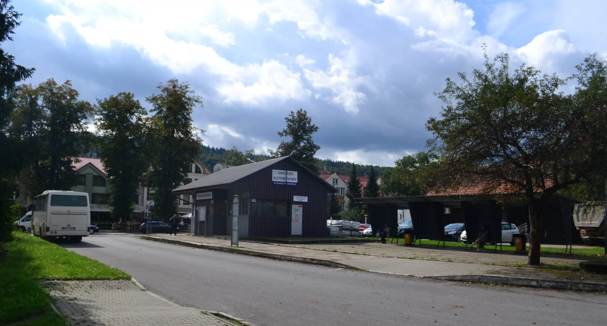 Nasze sprawy, chętnych wynajem placu dworcowego Suchej Beskidzkiej - zdjęcie, fotografia