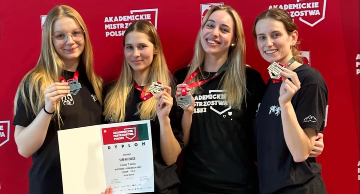 Pływanie, Milena Łazarz podium akademickich mistrzostw Polski pływaniu - zdjęcie, fotografia