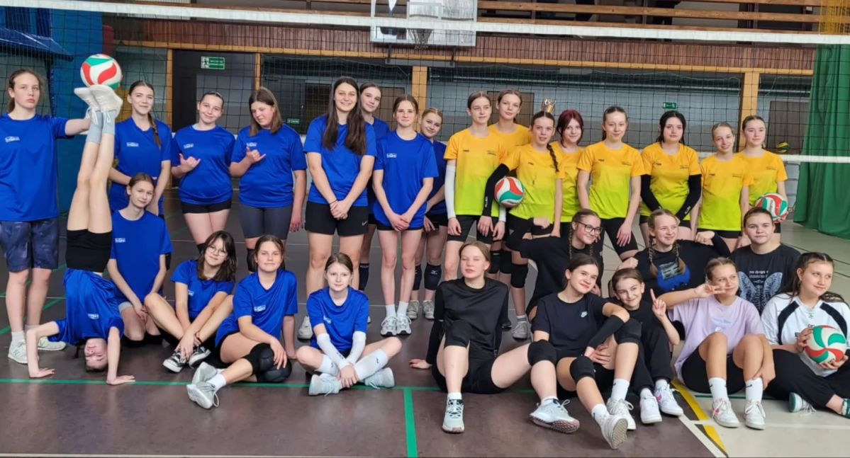 Sport szkolny, Dziewczyny Naprawy wygrywają pierwszy turniej Łączy siatkówka - zdjęcie, fotografia