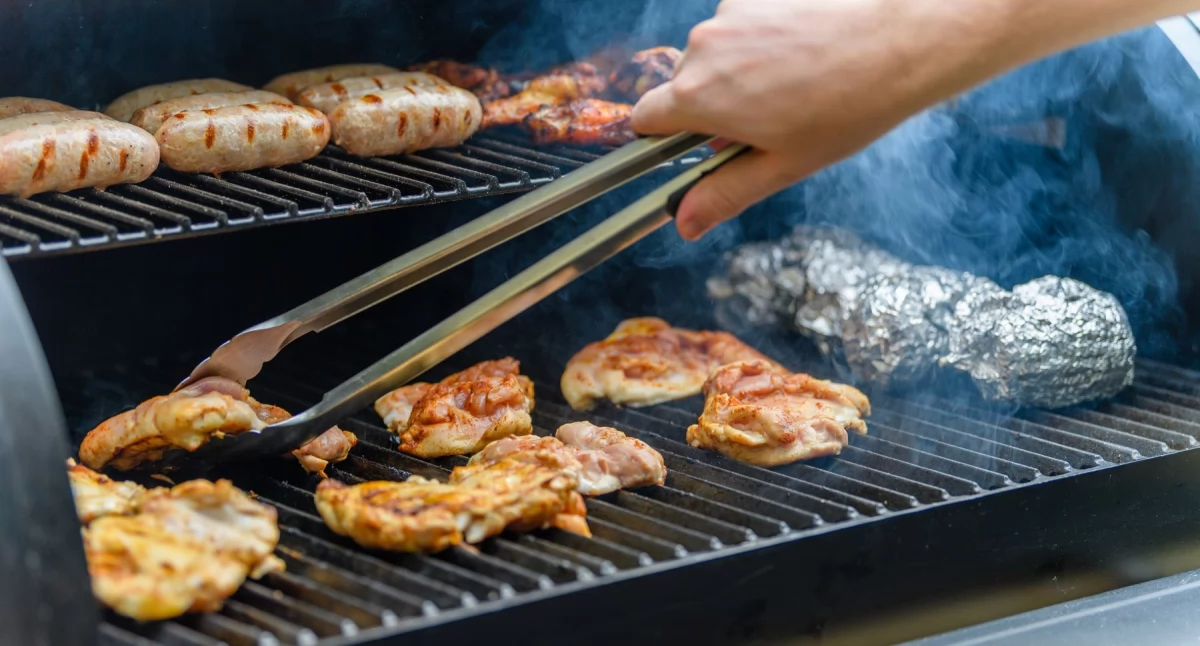 Materiał zewnętrzny, Grill gazowy rożnem wśród miłośników - zdjęcie, fotografia