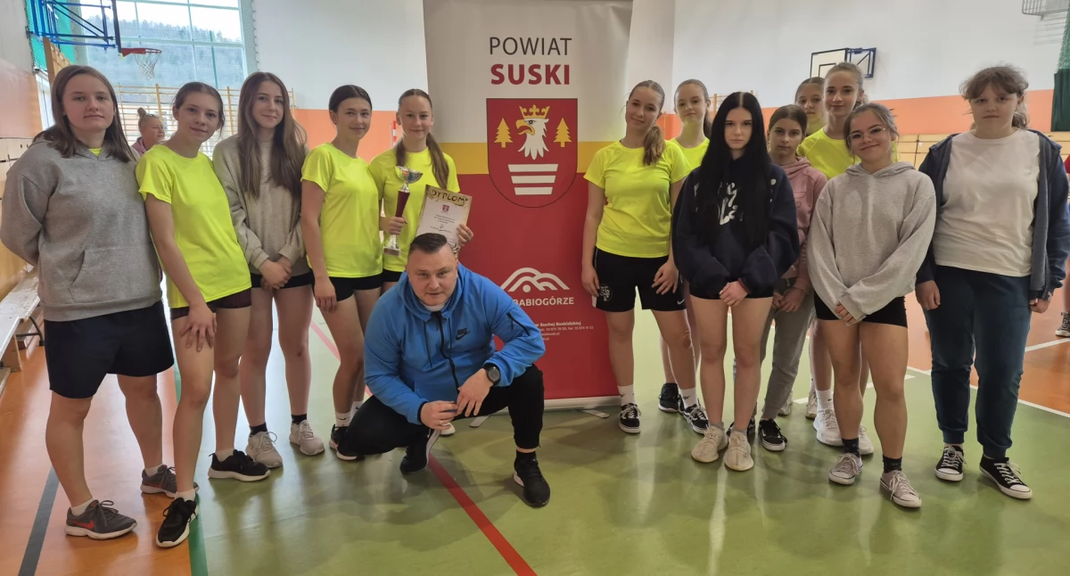 Sport szkolny, Dziewczyny Stryszawa turniejach Suchej Beskidzkiej Sułkowicach piłkę ręczną - zdjęcie, fotografia