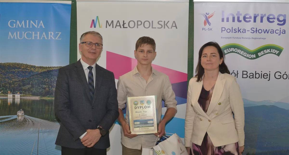 Ze szkolnej ławy, Aleksander Trzop Sidziny triumfatorem międzynarodowego konkursu wiedzy Poznaj innych finalistów! - zdjęcie, fotografia