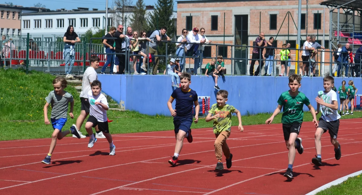 Lekkoatletyka, Majówkowe zawody biegowe zgromadziły ponad setkę zawodników - zdjęcie, fotografia