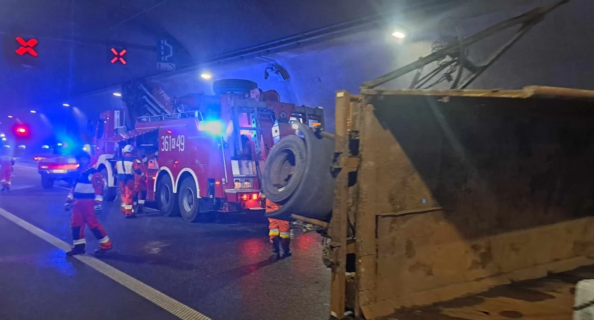 Wypadki drogowe, Groźny wypadek tunelu Naprawie Wszystkie służby akcji - zdjęcie, fotografia