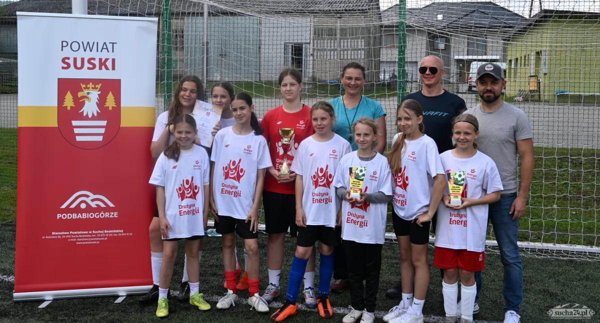 Sport szkolny, Dziewczyny Bystrej Podhalańskiej mistrzowskim pucharem triumf piłce nożnej - zdjęcie, fotografia