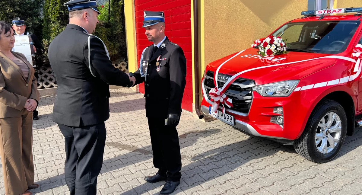 Z remizy, samochód Osielec Górny uroczyste przekazanie poświęcenie pojazdu - zdjęcie, fotografia