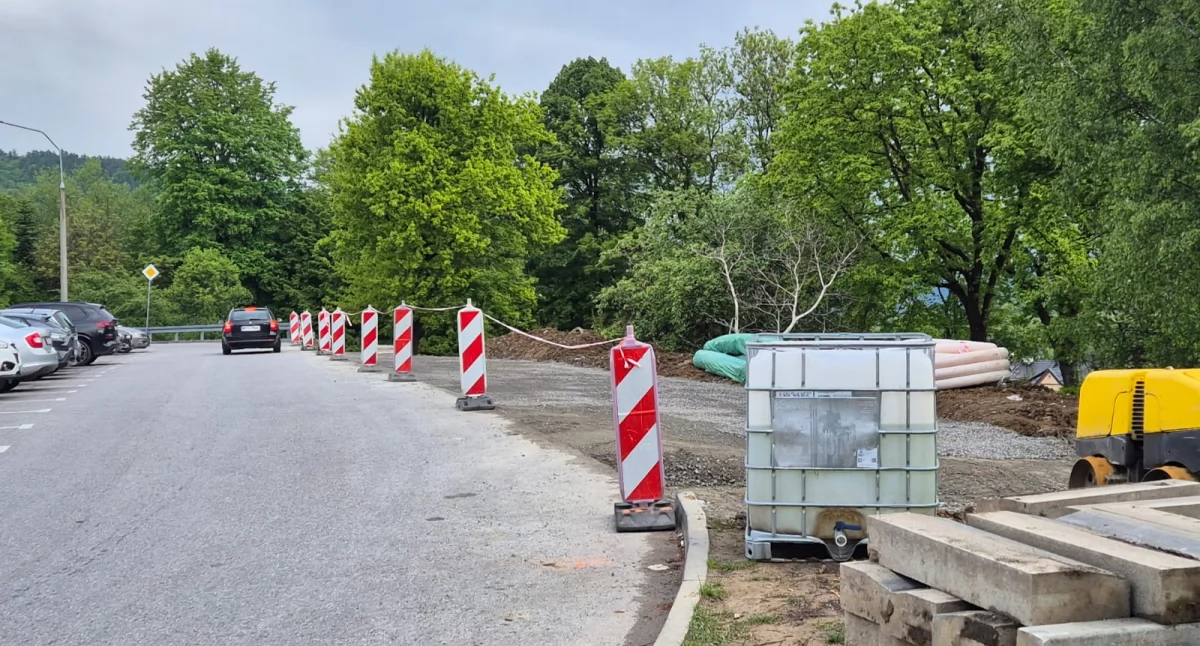 Drogi i Transport, miejsca parkingowe Starostwie Powiatowym Suchej Beskidzkiej - zdjęcie, fotografia