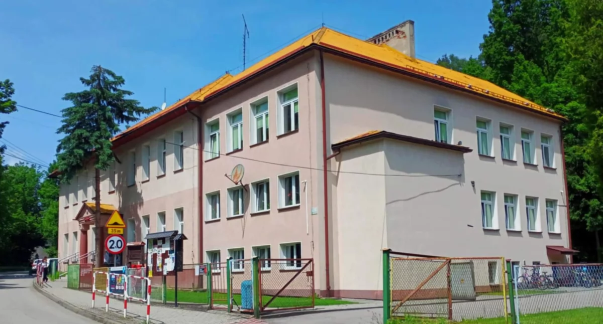 Inwestycje, szkoły Suchej Beskidzkiej wakacje! - zdjęcie, fotografia