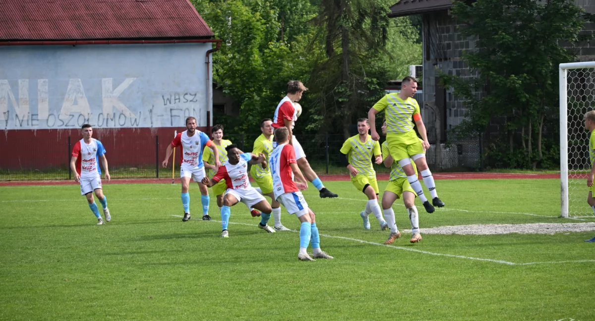 Piłka nożna, Piłkarski weekend Zaczyna miesiąc prawdy! awans spadek - zdjęcie, fotografia