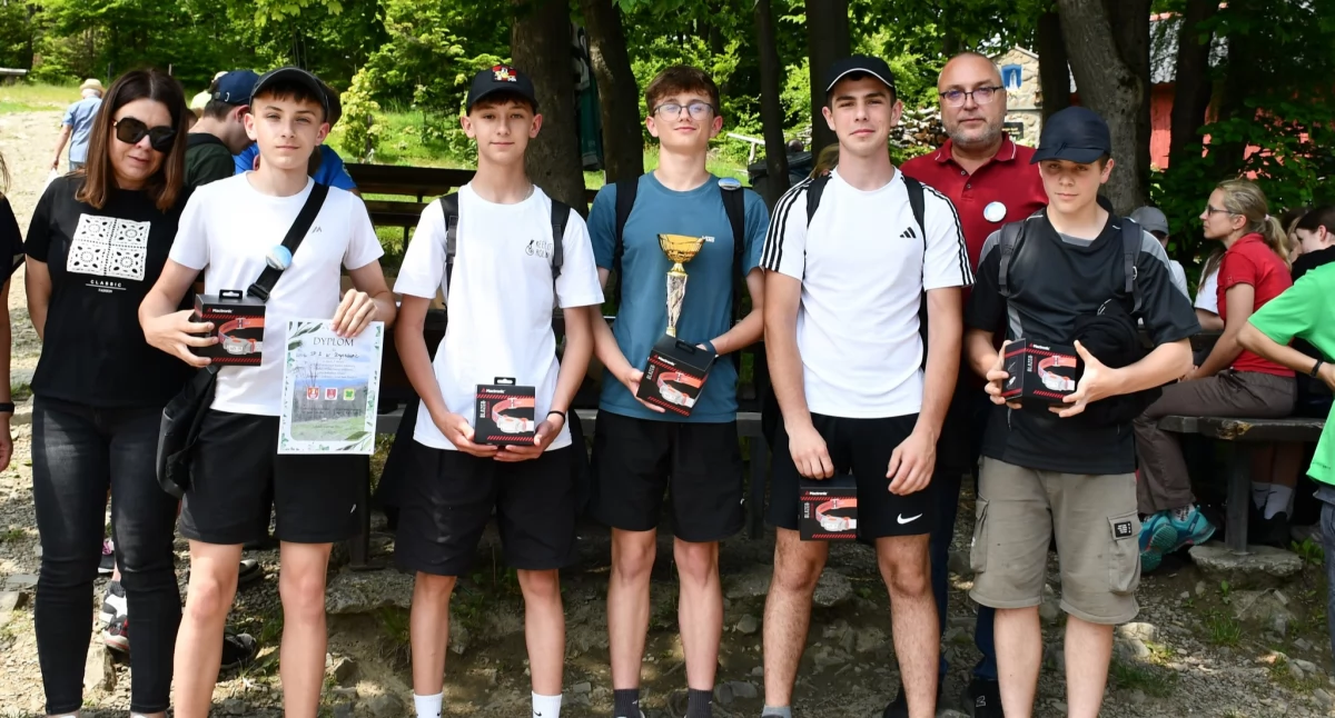 Ze szkolnej ławy, Zdobyli Leskowiec odpowiadali pytania Stryszawa wygrywa - zdjęcie, fotografia