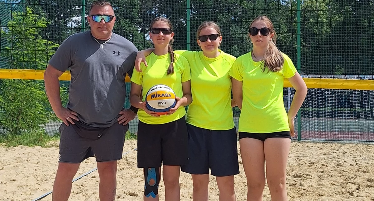 Sport szkolny, Dziewczyny Stryszawa pierwszej trójce siatkówkę plażową Małopolsce - zdjęcie, fotografia