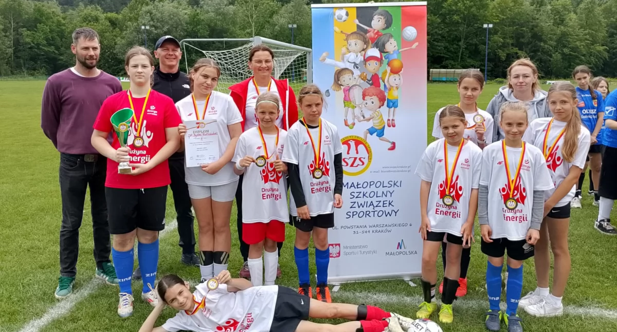 Sport szkolny, Brązowe medale piłkę nożną uczennic Bystrej Podhalańskiej - zdjęcie, fotografia