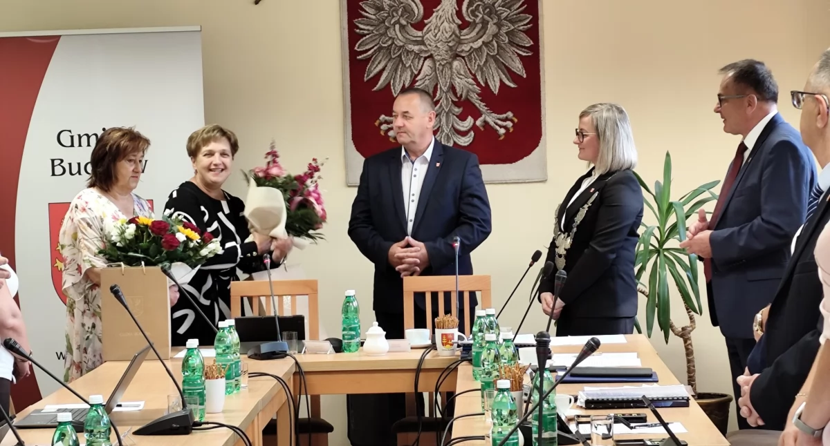 Nasze sprawy, Podziękowania gratulacje odchodzących dyrektorów Wotum zaufania wójta - zdjęcie, fotografia