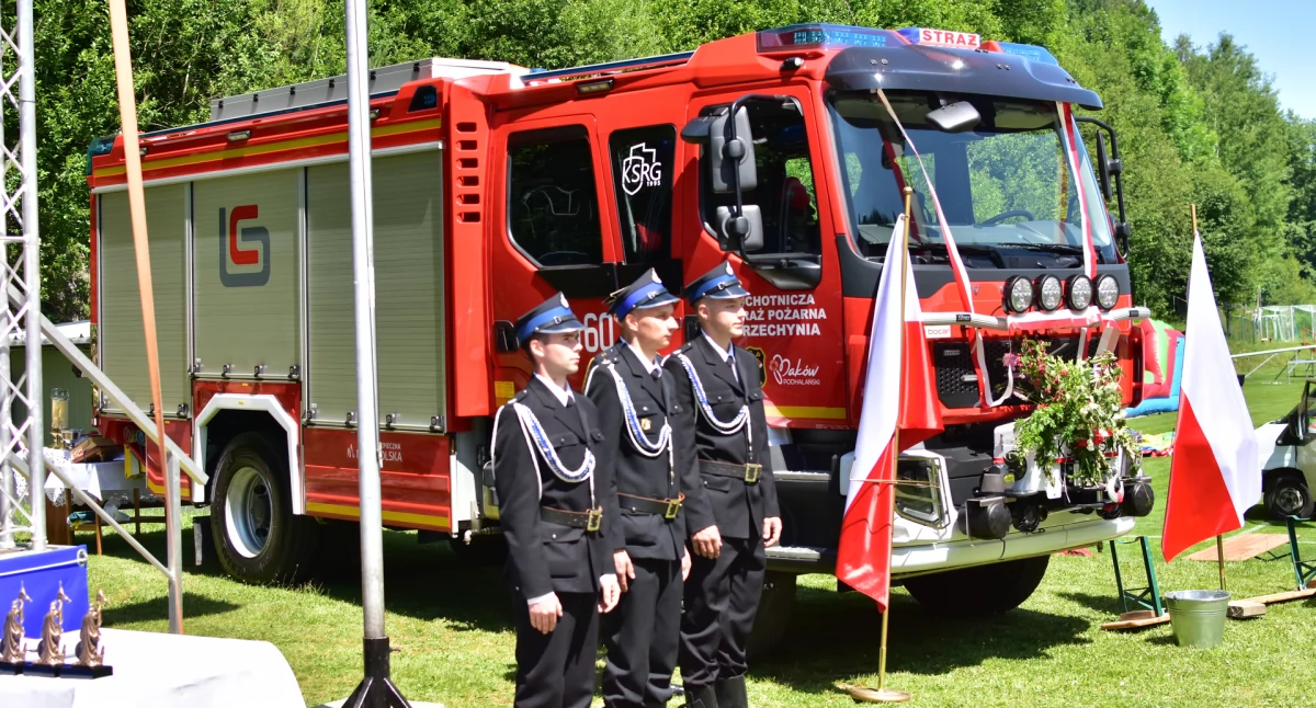 Z remizy, strażacki Grzechynia odznaczenia druhów - zdjęcie, fotografia